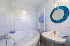 Baignoire, sĂšche-cheveux, serviettes fournies, savon