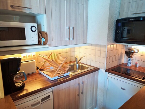Fridge, microwave, stovetop, dishwasher