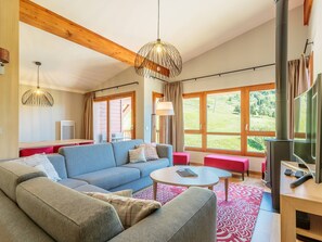 TV de tela plana, lareira, aparelho de som