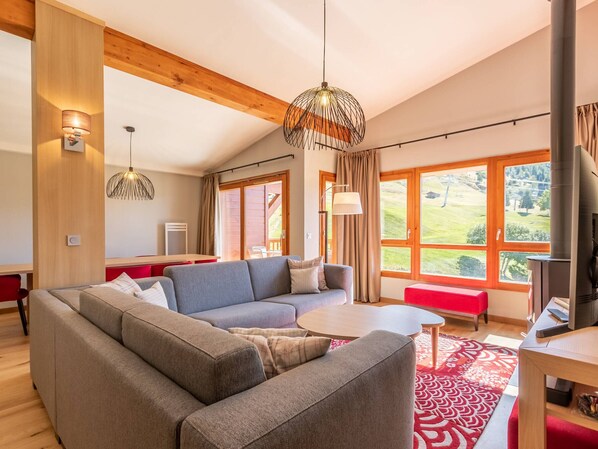 Flat-screen TV, fireplace, stereo