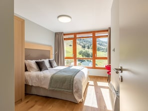 4 bedrooms, desk, free WiFi, bed sheets