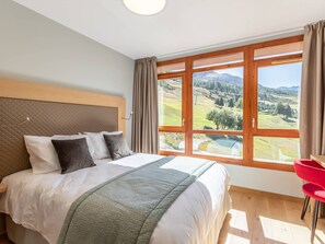 4 bedrooms, desk, free WiFi, bed sheets