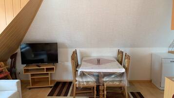 Apartment, 2 Schlafzimmer, Gartenblick (excl. Reinigungsgebühr 30 Euro) | In-room dining