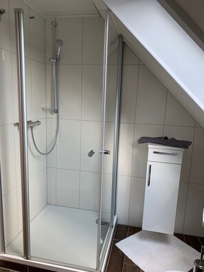 Studio (excl. Reinigungsgebühr 30 Euro) | Dusche im Bad