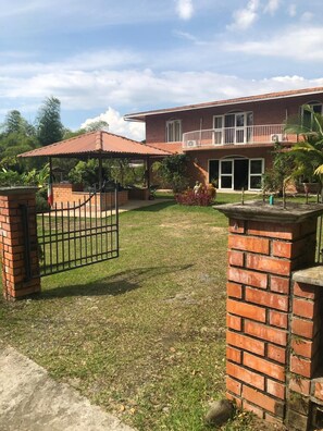 Property entrance - Villa borghese (Palestina)