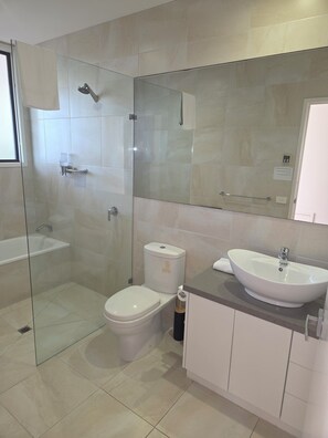 Bathtub, hair dryer, towels, soap - Modern 3 B/R , 2 bathroom house, great views, BBQ, pet friendly,and fast WiFi. (Apollo Bay)