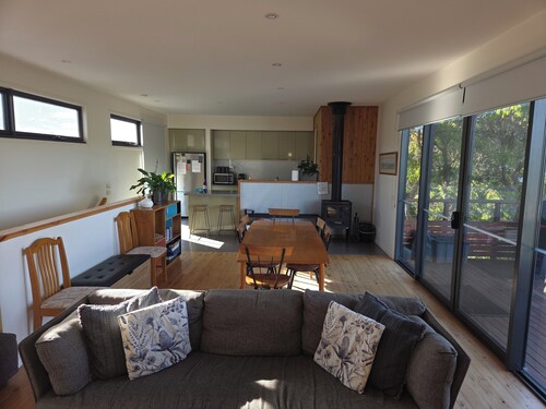 Modern 3 B/R , 2 bathroom house, great views, BBQ, pet friendly,and fast WiFi.