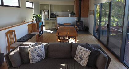 Modern 3 B/R , 2 bathroom house, great views, BBQ, pet friendly,and fast WiFi.