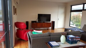 Smart TV, fireplace, Netflix, DVD player