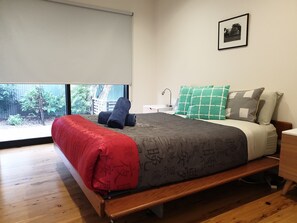 3 bedrooms, premium bedding, desk, iron/ironing board