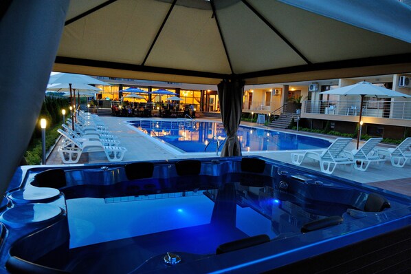 朝食、ランチ、ディナーに営業