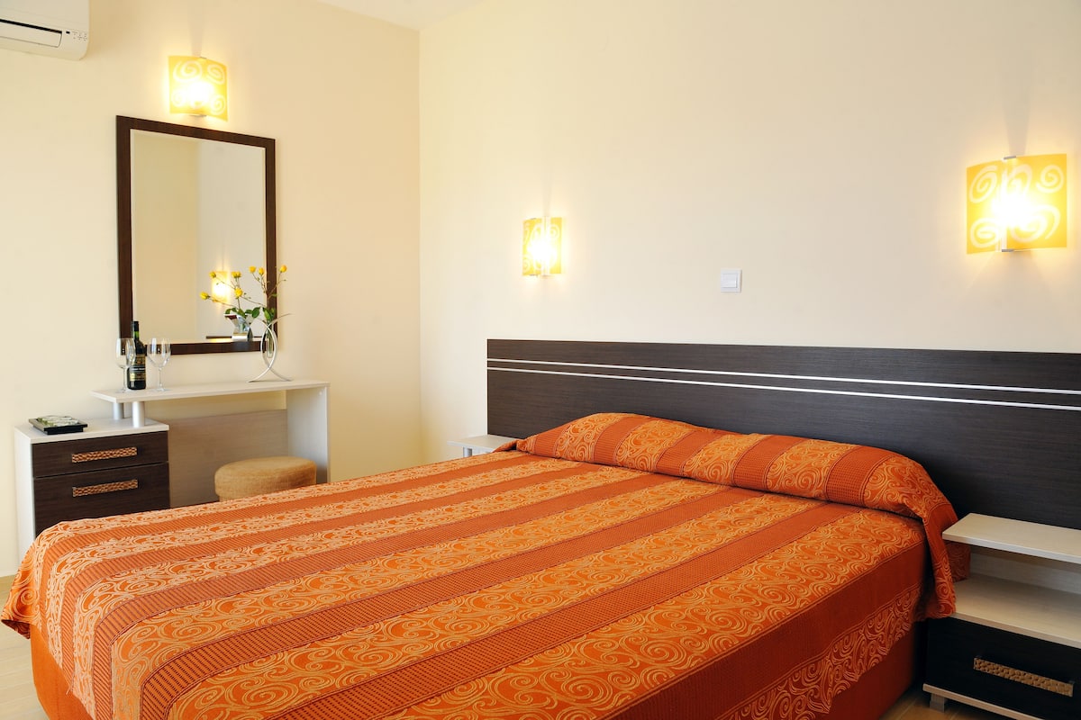 1 bedroom, iron/ironing board, free cribs/infant beds, free WiFi