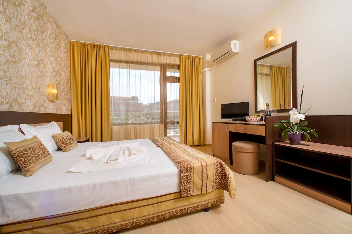 Twin Room, Balcony | 1 bedroom, iron/ironing board, free cribs/infant beds, free WiFi