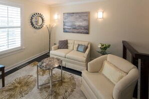 TV - Getaway for Two Only Blocks from River Street by Lucky Savannah (Savannah)