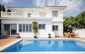 Una piscina al aire libre, una piscina climatizada