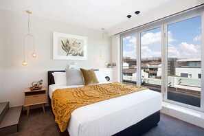 2 bedrooms, desk, iron/ironing board, WiFi