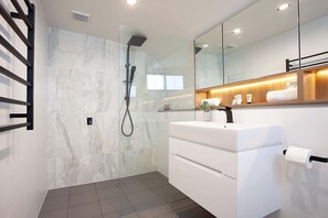 Shower, hair dryer, towels, shampoo - Perfect Located 2-Bed with Spacious Balcony & BBQ (Cremorne)