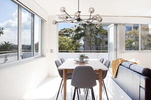 Dining - Perfect Located 2-Bed with Spacious Balcony & BBQ (Cremorne)