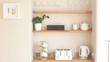 Design House, 3 Bedrooms | Private kitchen | Full-sized fridge, microwave, oven, stovetop