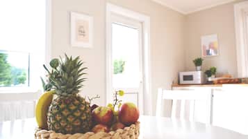 Design House, 3 Bedrooms | Private kitchen | Full-sized fridge, microwave, oven, stovetop