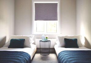 디자인 하우스, 침실 3개 | 3 개의 침실, 고급 침구, 각각 다른 스타일의 인테리어, 각각 다르게 가구 비치