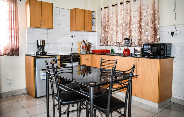 Classic Studio Suite (1 Queen Bed) | In-room dining