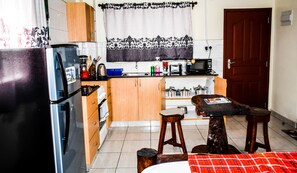 Classic Studio Suite (1 Queen Bed) | Private kitchen | Fridge, microwave, oven, stovetop