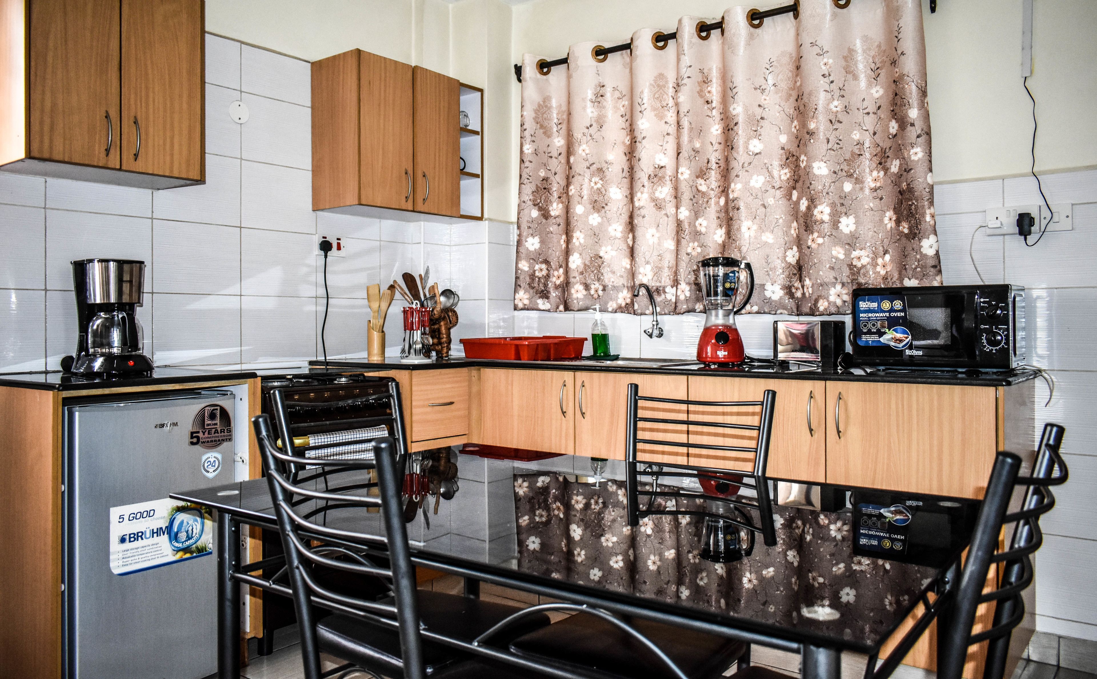 Refrigerador, microondas, horno, placa de cocina