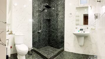 Chambre Quadruple Standard, salle de bains privée (3) | Douche de la salle de bain