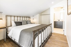 2 habitaciones, escritorio y tabla de planchar con plancha 