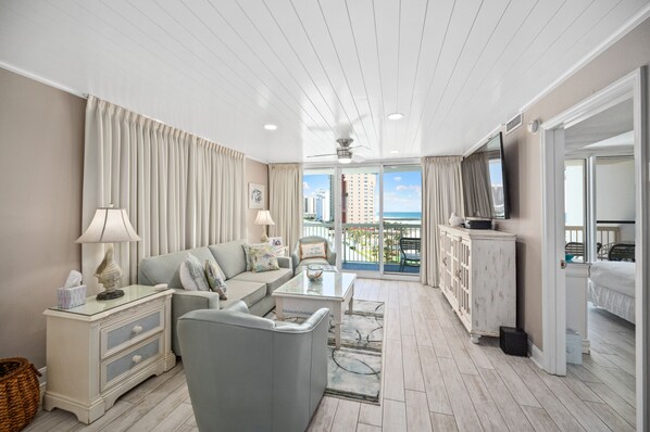 Smart TV, DVD player, books, video library - Direct beachfront, pools, cafe, tiki bar, tiki bar beach service, gym, sauna! (Destin)