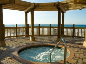 Outdoor spa tub - Direct beachfront, pools, cafe, tiki bar, tiki bar beach service, gym, sauna! (Destin)