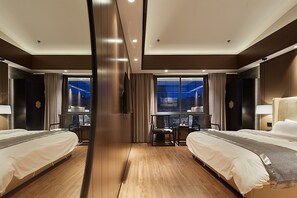 Escritorio, cortinas blackout y camas plegables/adicionales