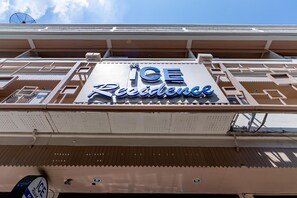 Segnaletica di un hotel con la scritta 'ICE Residence'.