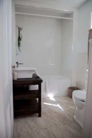 Chambre Double Deluxe, 1 grand lit, cuisine | Salle de bain