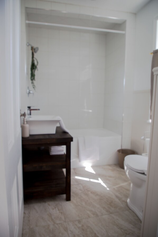 Une salle de bain avec une baignoire, des toilettes et un lavabo.