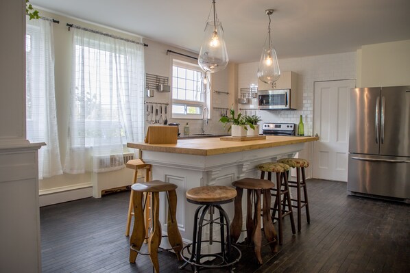 Refrigerador con congelador, microondas, horno y parrilla de estufa