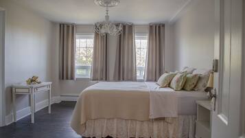 Deluxe Double Room, 1 Queen Bed, Kitchen | Premium bedding, iron/ironing board, free WiFi, bed sheets