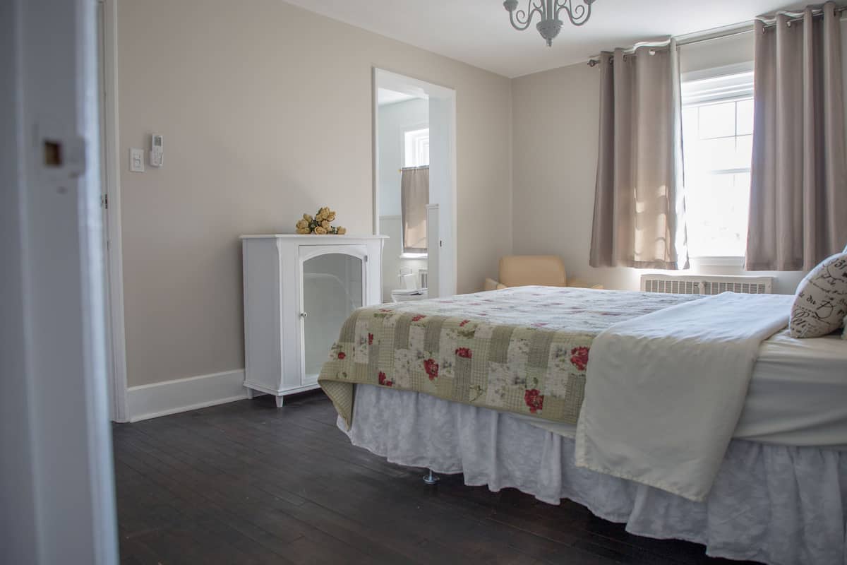 Deluxe Double Room, 1 Queen Bed, Kitchen | Premium bedding, iron/ironing board, free WiFi, bed sheets
