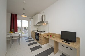 Réfrigérateur, four, plaque de cuisson, cafetière/bouilloire