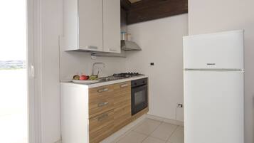 Kühlschrank, Ofen, Herdplatte, Wasserkocher mit Kaffee-/Teezubehör