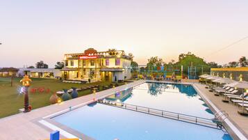 Piscina externa, piscina natural, funciona das 8h às 18h, guarda-sóis