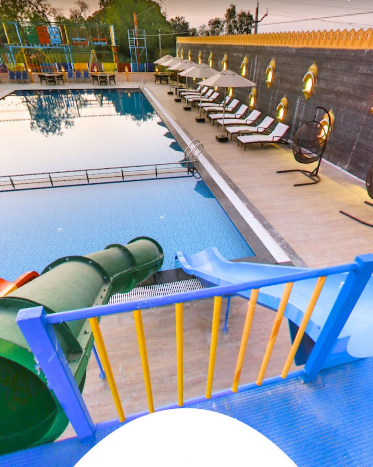 สระว่ายน้ำกลางแจ้ง, สระว่ายน้ำธรรมชาติ, ร่มริมสระว่ายน้ำ