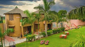 Vista frontal de la propiedad