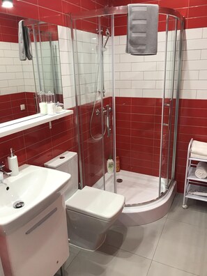 Een douche, een haardroger, handdoeken, zeep