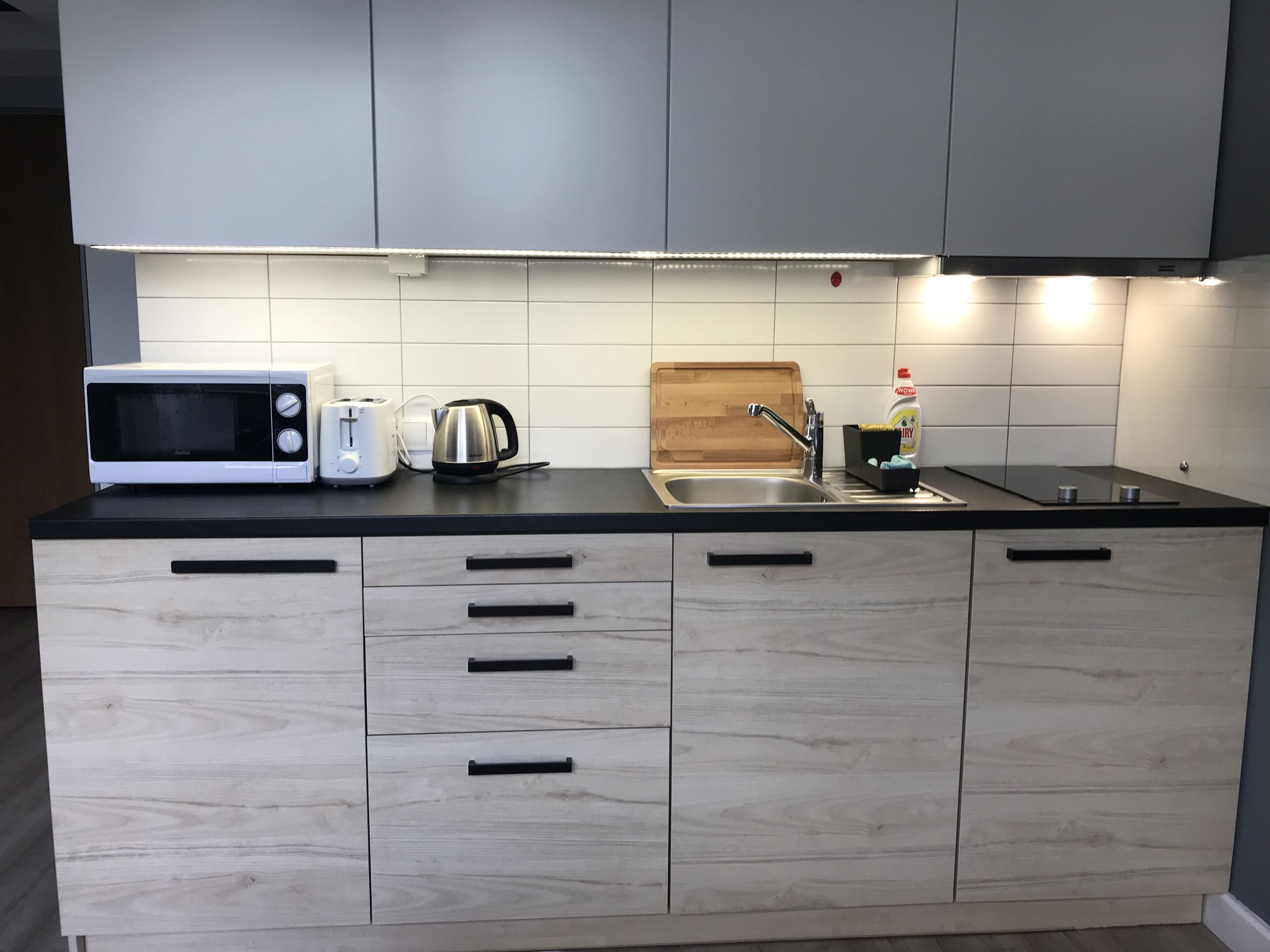 ثلاجة، ميكروويف، غلّاية كهربائية، محمصة خبز