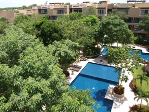 Una piscina al aire libre