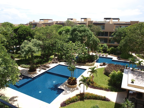 Una piscina al aire libre