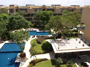 Una piscina al aire libre