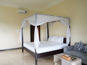 Junior Suite, Balcony | Minibar, individually decorated, individually furnished, desk - Domisili Ijen Cliff By Fays Hospitality (Banyuwangi)